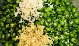 青辣椒的腌制方法视频,青辣椒腌制秘籍，美味家常小菜轻松做